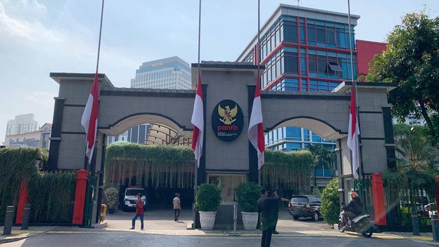 Kantor KemanPAN-RB pasang bendera setengah tiang, Jumat (1/7/2022).  Foto: Nugroho GN/kumparan