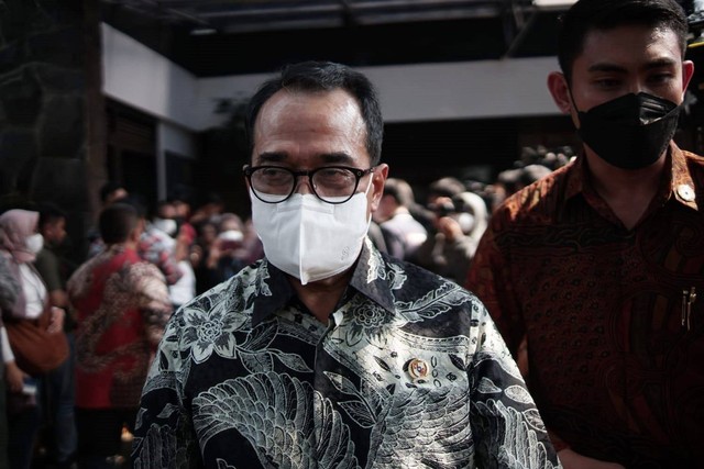 Menhub Budi Karya Sumadi tiba di rumah duka Menteri PAN-RB Tjahjo Kumolo di Jalan Widya Chandra IV, Jakarta Selatan, Jumat (1/7/2022). Foto: Jamal Ramadhan/kumparan