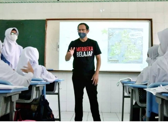 Mendikbudristek Nadiem Makarim dalam kunjungannya di SMP Negeri 2 Kota Bandung (Foto Instagram/Kemendikbudristek)