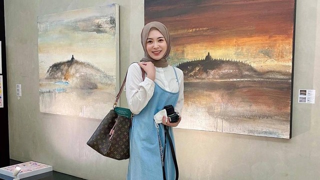 Ilustrasi outfit hijab untuk Ayana Jihye Moon. Foto: Instagram.com/xolovelyayana
