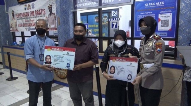 HUT Bhayangkara, 76 Warga Dapat SIM Gratis dari Polres Jember