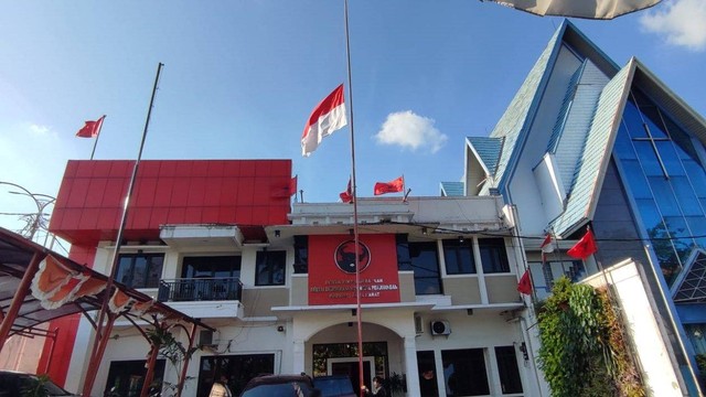 Bendera merah putih berkibar setengah tiang di Sekretariat DPD PDIP Jabar pada Jumat (1/7). Foto: Rachmadi Rasyad/kumparan