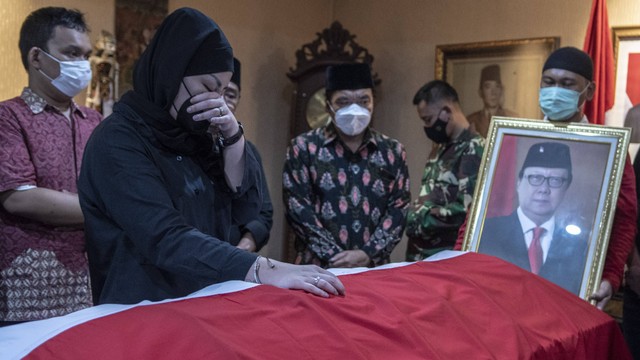 Putri Menpan RB Tjahjo Kumolo, Karunia Putripari Cendana berada di samping jenazah Menpan RB Tjahjo Kumolo saat disemayamkan di Rumah Duka, Jakarta, Jumat (1/7/2022). Foto: ANTARA FOTO/Muhammad Adimaja