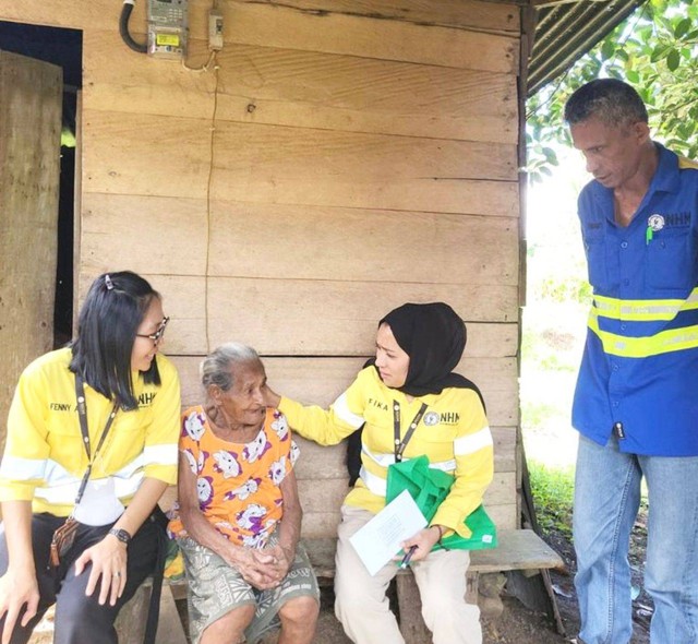 Tim SP NHM saat mengunjungi warga tak mampu. Foto: Istimewa