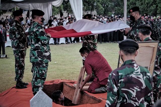 Suasana pemakaman Menteri PAN-RB Tjahjo Kumolo di TMP Kalibata, Jakarta Selatan, Jumat (1/7). Foto: Jamal Ramadhan/kumparan
