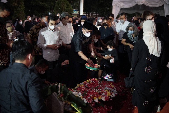 Suasana pemakaman Menteri PAN-RB Tjahjo Kumolo di TMP Kalibata, Jakarta Selatan, Jumat (1/7). Foto: Jamal Ramadhan/kumparan