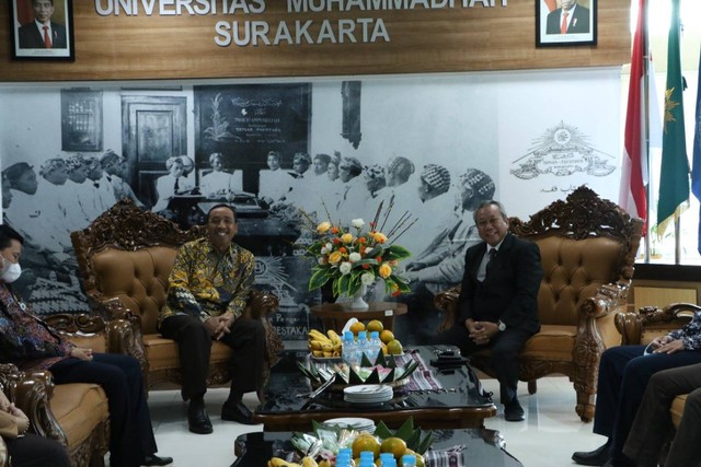 Bupati Rembang Abdul Hafidz bersama Rektor UMS Prof. Dr. Sofyan Anif. (Foto : Humas UMS)