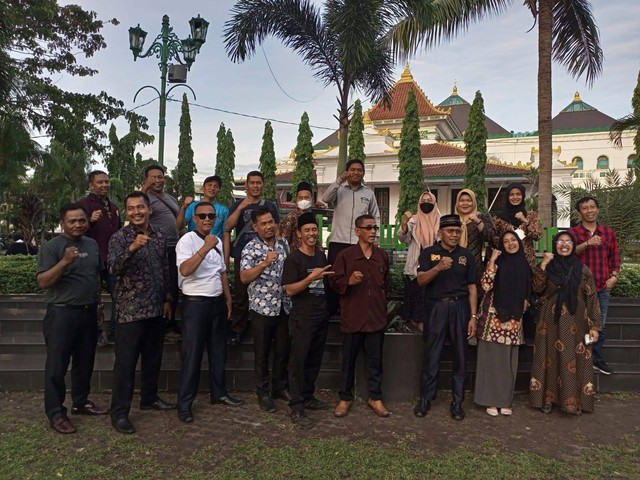 Sejumlah masyarakat di Sumsel yang tergabung dalam Gerakan Nasional Indonesia Juara (GNIJ) mendeklarasikan dukungan capres kepada Ridwan Kamil. Foto: Istimewa