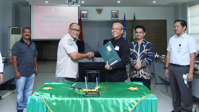 Taufik Saidi (ketiga kanan) dari USK bersalaman dengan Zainal dari Kepala BPBD Aceh Selatan. Foto: Humas USK   