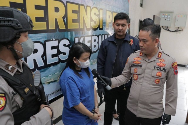 Tersangka kasus investasi bodong Fitri Crypto saat dihadirkan dalam jumpa pers di Mapolres Kebumen.  Foto: Polres Kebumen