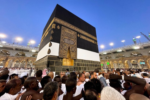 Jemaah haji mengelilingi Ka'bah dan berdoa di Masjidil Haram, di kota suci Makkah, Arab Saudi, Jumat (1/7/2022). Foto: Mohammed Salem/REUTERS