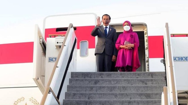 Presiden Joko Widodo dan Ibu Iriana Joko Widodo beserta rombongan bertolak menuju Tanah Air dari Bandar Udara Internasional Abu Dhabi, Persatuan Emirat Arab (PEA), Jumat (1/7/2022). Foto: Muchlis Jr/Biro Pers Sekretariat Presiden
