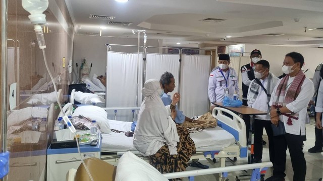 Dirjen Haji dan Umrah Kemenag, Prof Hilman Latief, meninjau jemaah yang sakit di KKHI Makkah. Foto: MCH 2022