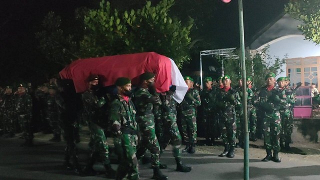 Pratu Anumerta Beryl Kholif Al Rohman, anggota Peleton III Kipan A Yonif PR 431/SSP, dimakamkan di TPU Kediri. Foto: Dok. Rino Hayyu Setyo