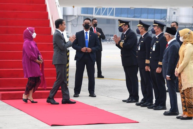 Presiden Joko Widodo dan Ibu Iriana Joko Widodo beserta rombongan tiba di Indonesia pada Sabtu, 2 Juli 2022, usai melakukan kunjungan kerja ke Jerman, Ukraina, Rusia, dan Persatuan Emirat Arab (PEA) selama sepekan. Foto: Dok. Lukas-Biro Pers Sekretariat Presiden