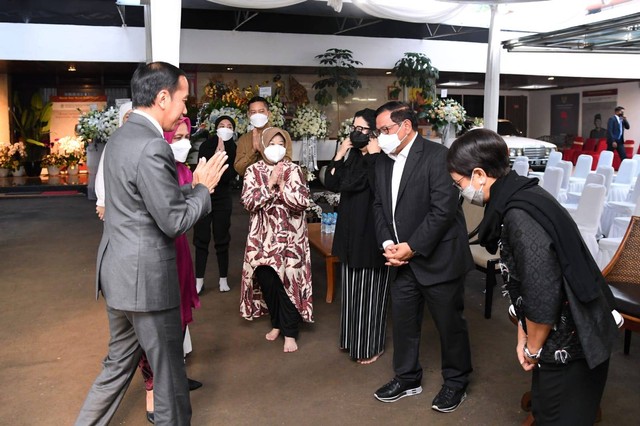 Presiden Joko Widodo dan Ibu Iriana Joko Widodo bertakziah ke rumah duka almarhum Menteri Pendayagunaan Aparatur Negara dan Reformasi Birokrasi (MenPAN-RB) Tjahjo Kumolo, di Kompleks Menteri Widya Chandra, Jakarta, Sabtu, 2 Juli 2022. Foto: Dok. Lukas - Biro Pers Sekretariat Presiden