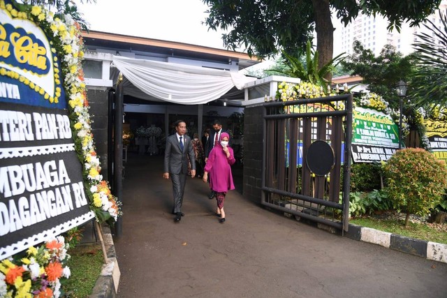 Presiden Joko Widodo dan Ibu Iriana Joko Widodo bertakziah ke rumah duka almarhum Menteri Pendayagunaan Aparatur Negara dan Reformasi Birokrasi (MenPAN-RB) Tjahjo Kumolo, di Kompleks Menteri Widya Chandra, Jakarta, Sabtu, 2 Juli 2022. Foto: Dok. Lukas - Biro Pers Sekretariat Presiden