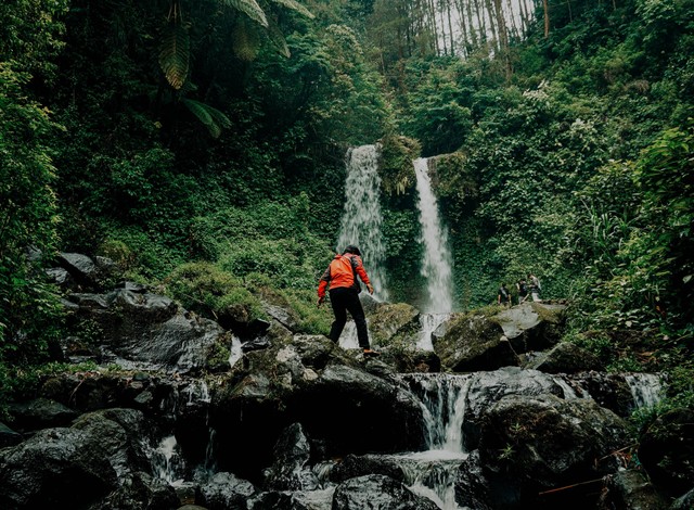 Ilustrasi rekomendasi wisata wonosalam (bukan tempat sebenarnya), Photo by Andri Hermawan on Unsplash