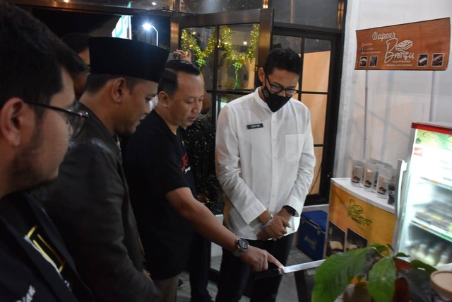 Menparekraf Sandiaga Uno menghadiri pelatihan UMKM pembuatan brownies di Desa Minggirsari, Blitar, Jawa Timur. Foto: Dok. Istimewa