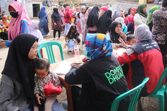 Sejumlah relawan memeriksa balita dalam rangka menurunkan prevalensi kurang gizi pada balita di Garut, Jawa Barat. (Jumat, 24/06)