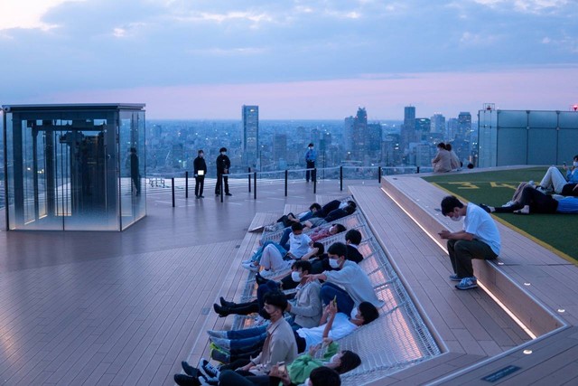 Tempat tidur gantung di atap Shibuya Sky. Foto: Ahmad Ariska/acehkini