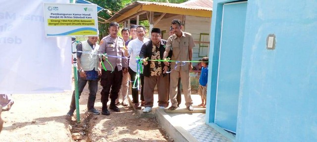 Peresmian fasilitas umum berupa MCK di Karo, kegiatan tersebut sebagai upaya dan dukungan hidup bersih atas kerjasama YBM PLN UPDK Belawan, Dompet Dhuafa Waspada pada Kamis kemarin (30/06/2022). Dok DD Waspada.