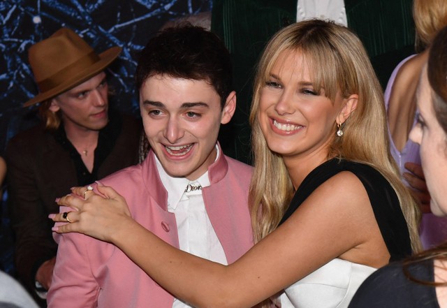 Noah Schnapp dan Millie Bobby Brown menghadiri pemutaran perdana "Stranger Things" musim 4 di Netflix Brooklyn di New York City. Foto: ANGELA WEISS / AFP