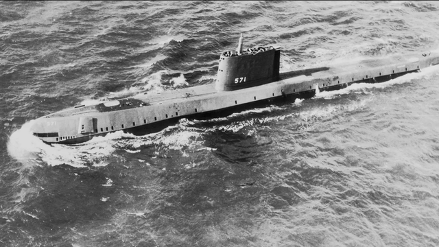 USS Nautilus, kapal selam nuklir pertama milik AS yang berlayar di bawah lapisan es ke Kutub Utara.