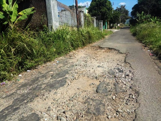 Salah satu titik kerusakan di ruas jalan wilayah Gunung Keling, Kabupaten Kuningan, Jawa Barat. (Andri)