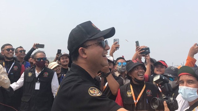 Gubernur DKI Jakarta Anies Baswedan bermain layangan usai membuka secara resmi turnamen layangan aduan di kawasan Pantai Indah Kapuk, Jakarta, Sabtu (2/7). Foto: Hedi/kumparan