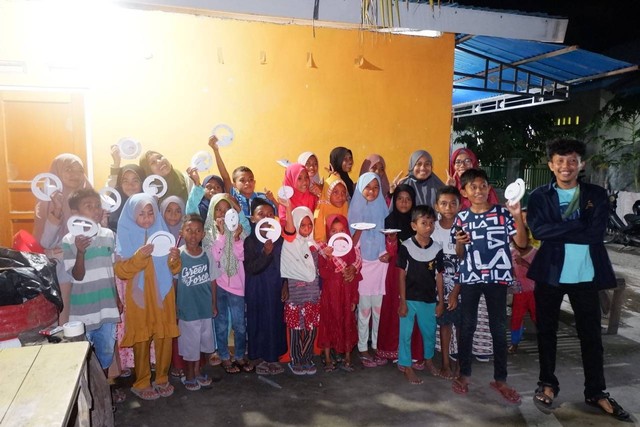 Sesi penunjukan hasil kariya NASE yang dibuat anak-anak di kelurahan Waipare dengan bimbingan Dosen dan Mahasiswa. Foto laman facebook Hamzarudin Hikmatiar diunduh (04/07/22)