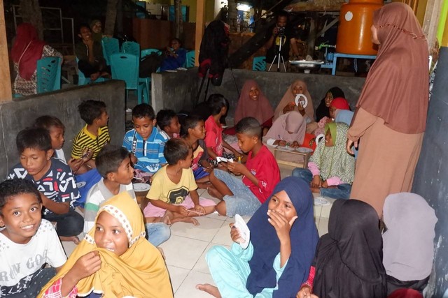 Membuat alat peraga NASE sambil mendengarkan materi sebagai bekal dalam melakukan pengamatan secara langsung. Foto laman facebook Hamzarudin Hikmatiar diunduh (04/07/22)