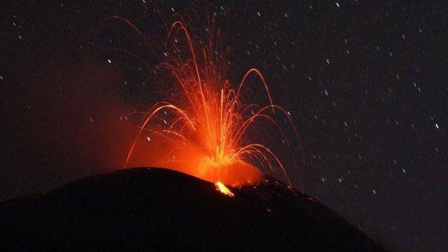 Erupsi Gunung Ile Lewotolok di Kabupaten Lembata, Nusa Tenggara Timur , Sabtu (2/7/2022) dini hari. 
 Foto: Pos Pemantau Gunung Ile Lewotolok