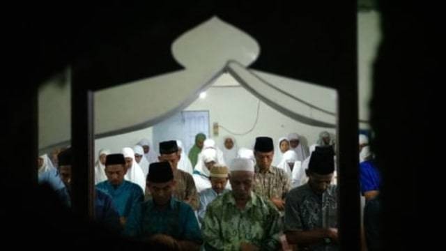 Ilustrasi jemaah salat tarawih di Padang. (Irwanda/langkan.id)