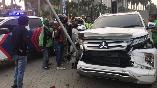 Mobil Pajero Putih menabrak warga hingga sejumlah kendaraan di Tzu Chi Hospital Kawasan Pantai Indah Kapuk, Sabtu (2/6) sore. Foto: Hedi/kumparan