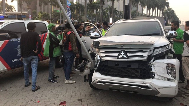 Mobil Pajero Putih menabrak warga hingga sejumlah kendaraan di Tzu Chi Hospital Kawasan Pantai Indah Kapuk, Sabtu (2/6) sore. Foto: Hedi/kumparan