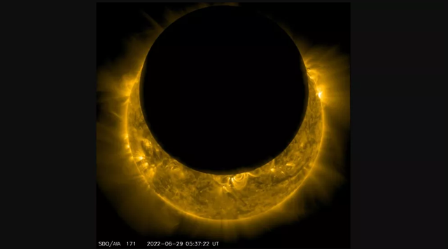 Gerhana Matahari paling dekat yang ditangkap pesawat ruang angkasa NASA. Foto: NASA/SDO/AIA/LMSAL