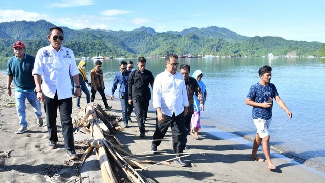 Penjabat Gubernur Sulawesi Barat, Akmal Malik, saat meninjau lokasi pembangunan depo BBM di Desa Belang-belang, Kecamatan Kalukku, Mamuju. Foto: Dok. Humas Pemprov Sulbar