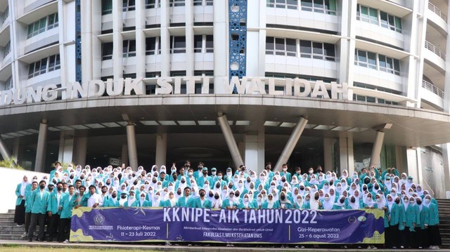 Mahasiswa Fakultas Ilmu Kesehatan UMS berfoto didepan gedung Siti Walidah UMS, usai seremonial pelepasan Kuliah Kerja Interprofessional Education Nyata dan Al Islam Kemuhammadiyahan. (Foto : Humas UMS)