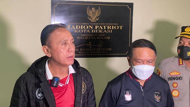 Ketum PSSI Mochamad Iriawan dan Menpora Zainudin Amali jelang pertandingan Piala AFF U-19. Foto: Soni Insan Bagus/kumparan