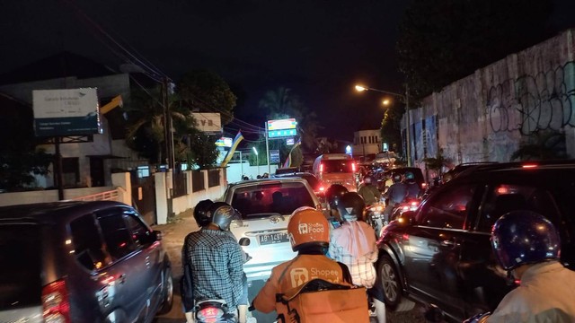 Sejumlah ruas jalan di Kota Yogyakarta terpantau padat pada Sabtu (2/7/2022) malam. Foto: Arfiansyah Panji Purnandaru/kumparan
