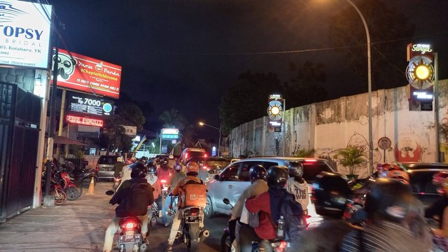 Sejumlah ruas jalan di Kota Yogyakarta terpantau padat pada Sabtu (2/7/2022) malam. Foto: Arfiansyah Panji Purnandaru/kumparan