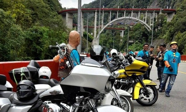 Para biker Harley Davidson Club Indonesia (HDCI) saat singgah di Kelok Sembilan, Limapuluh Kota, Sumatera Barat, Kamis 30 Juni 2022. Foto: Gandi Baim/facebook