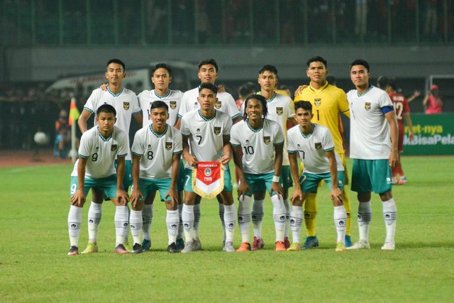 Pemain Tim Nasional Indonesia U-19 melawan Tim Nasional Vietnam U-19 dalam laga penyisihan Grup A Piala AFF U-19 2022 di Stadion Patriot Candrabhaga, Bekasi, Jawa Barat, Sabtu (2/7/2022). Foto: Alif Dzaky/kumparan