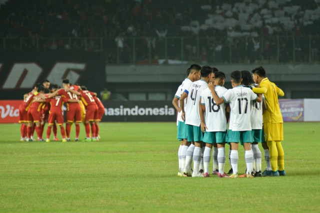 Pemain Tim Nasional Indonesia U-19 melawan Tim Nasional Vietnam U-19 dalam laga penyisihan Grup A Piala AFF U-19 2022 di Stadion Patriot Candrabhaga, Bekasi, Jawa Barat, Sabtu (2/7/2022). Foto: Alif Dzaky/kumparan