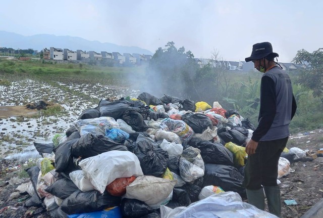 Proses Pembakaran Sampah Oleh Petugas di Salah Satu TPS (Tempat Pembuangan Sementara), Mei, 2021. Foto: Dhela Seftiany