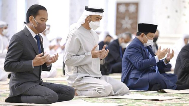 Presiden Jokowi bersama Presiden UEA Mohamed Bin Zayed saat salat Jumat di Masjid Agung Sheikh Zayed di Abu Dhabi, Jumat (1/7/2022). Foto: WAM 