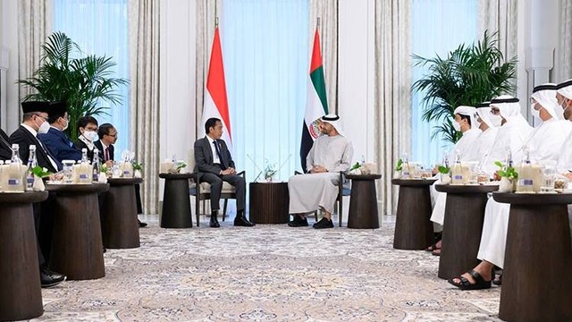Presiden Jokowi berbincang dengan Presiden UEA Mohamed Bin Zayed di Abu Dhabi, Jumat (1/7/2022). Foto: WAM 