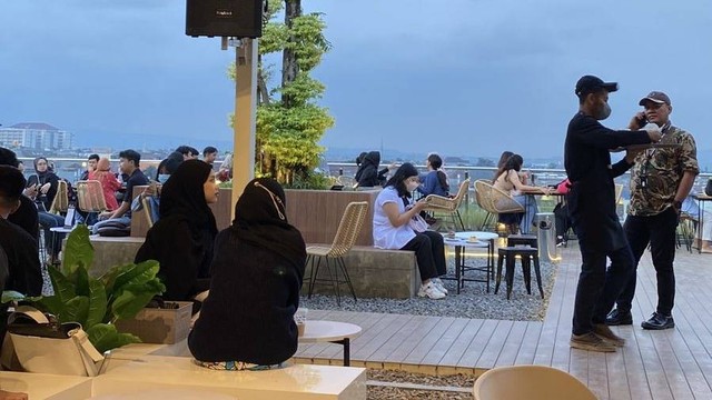 Suasana cafe yang didatangi oleh orang-orang yang ingin sekedar mengobrol santai bersama teman-temannya, saling menceritakan karir mereka masing-masing, atau pun diskusi rencana untuk masa depan mereka. Foto : Amira farras