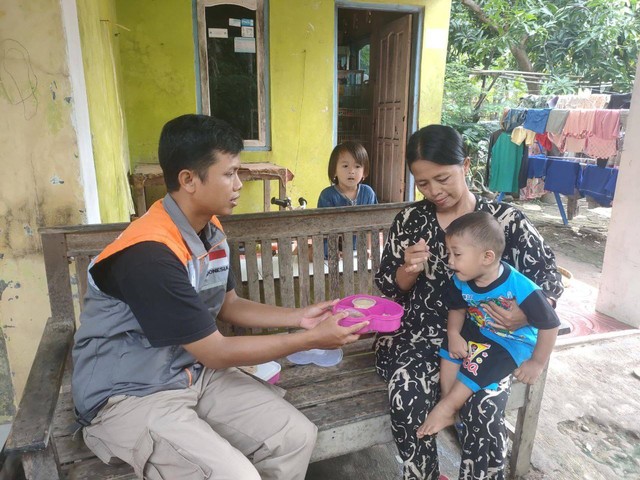 Thoha selaku Relawan Rumah Zakat. Thoha rutin melakukan kunjungan ke rumah Baduta terindikasi stunting.